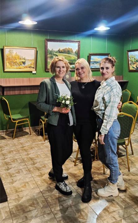 Евгения, Ольга, Наталья на открытии выставки